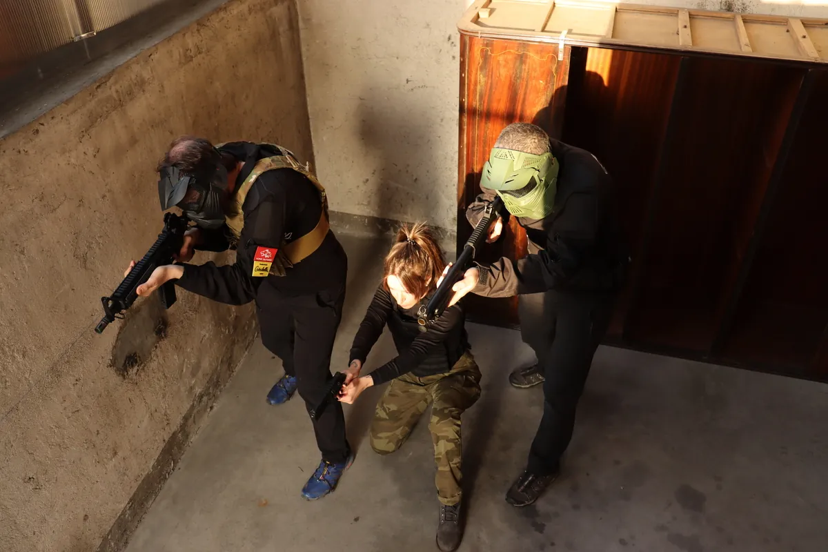 Squadra con armi T4E che avanza in un corridoio della kill house